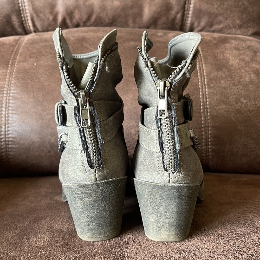 Boots - Picture 2 of 5